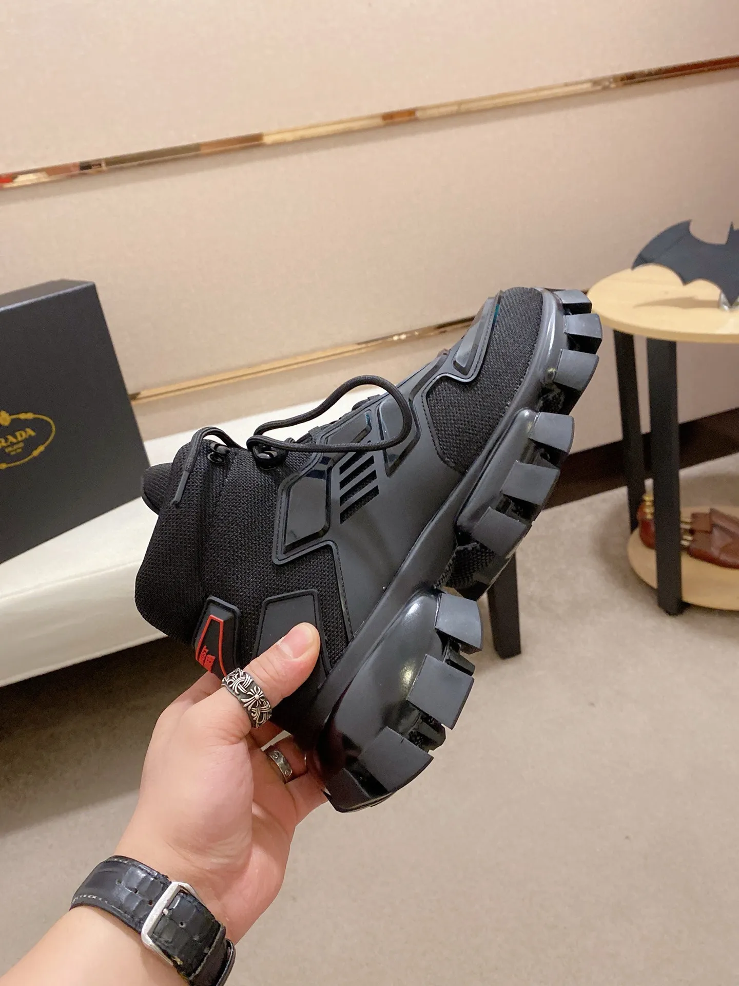 Men's shoes 💰 660💰 ✔️✔️✔️High version for couples 👫 High-quality new PRADA (Prada) counters are launched simultaneously, new men's shoes, 😘fabrics are selected from first-layer cowhide. Lining: imported elastic mesh➕cowhide lining. 👍🏿High-end☄️Open-molded non-slip rubber outsole, exquisite lines, simple and elegant, comfortable and high-end for leisure travel. Number of yards: 35 to 44. Can be customized: 45 46 yards